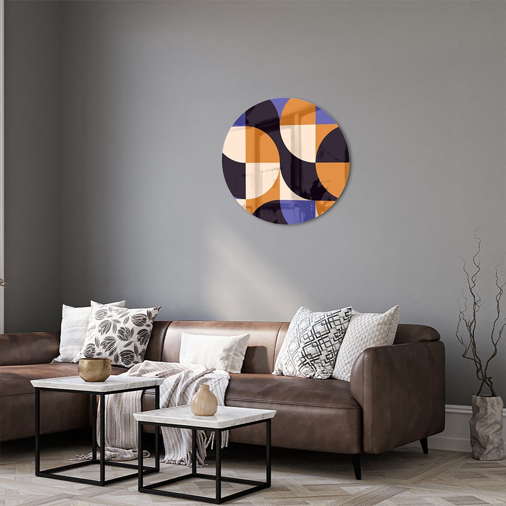 Abstract glazen schilderij met blauwe en oranjekleurige vormen, perfect voor moderne interieurs.