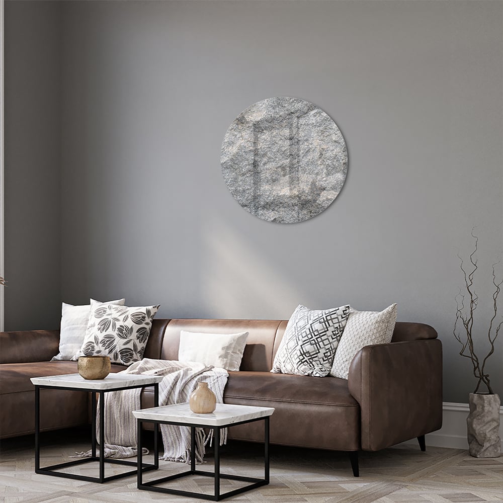 Glazen schilderij met abstracte textuur op muur in moderne woonkamer