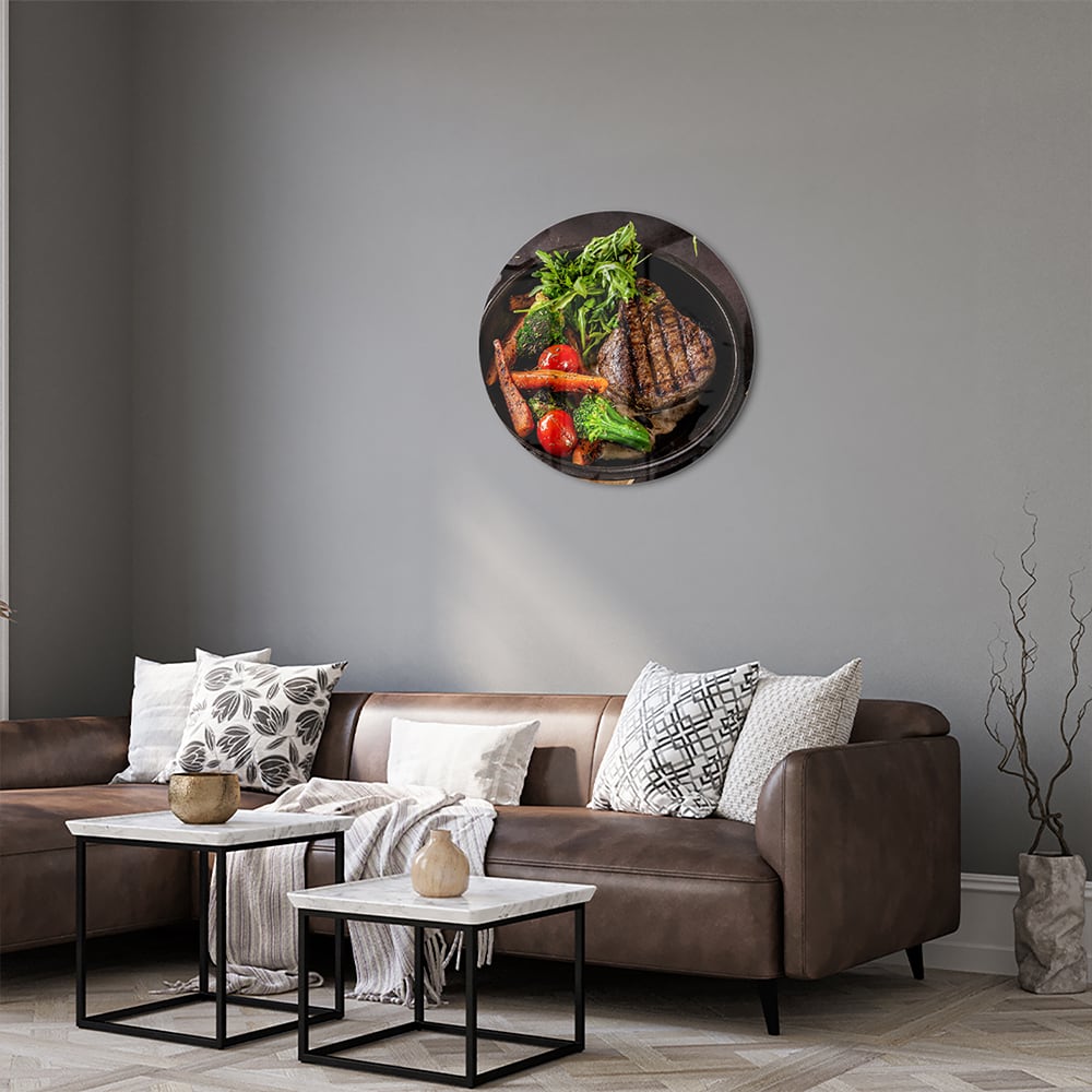 Glazen schilderij met een gegrilde steak en verse groenten in een pan