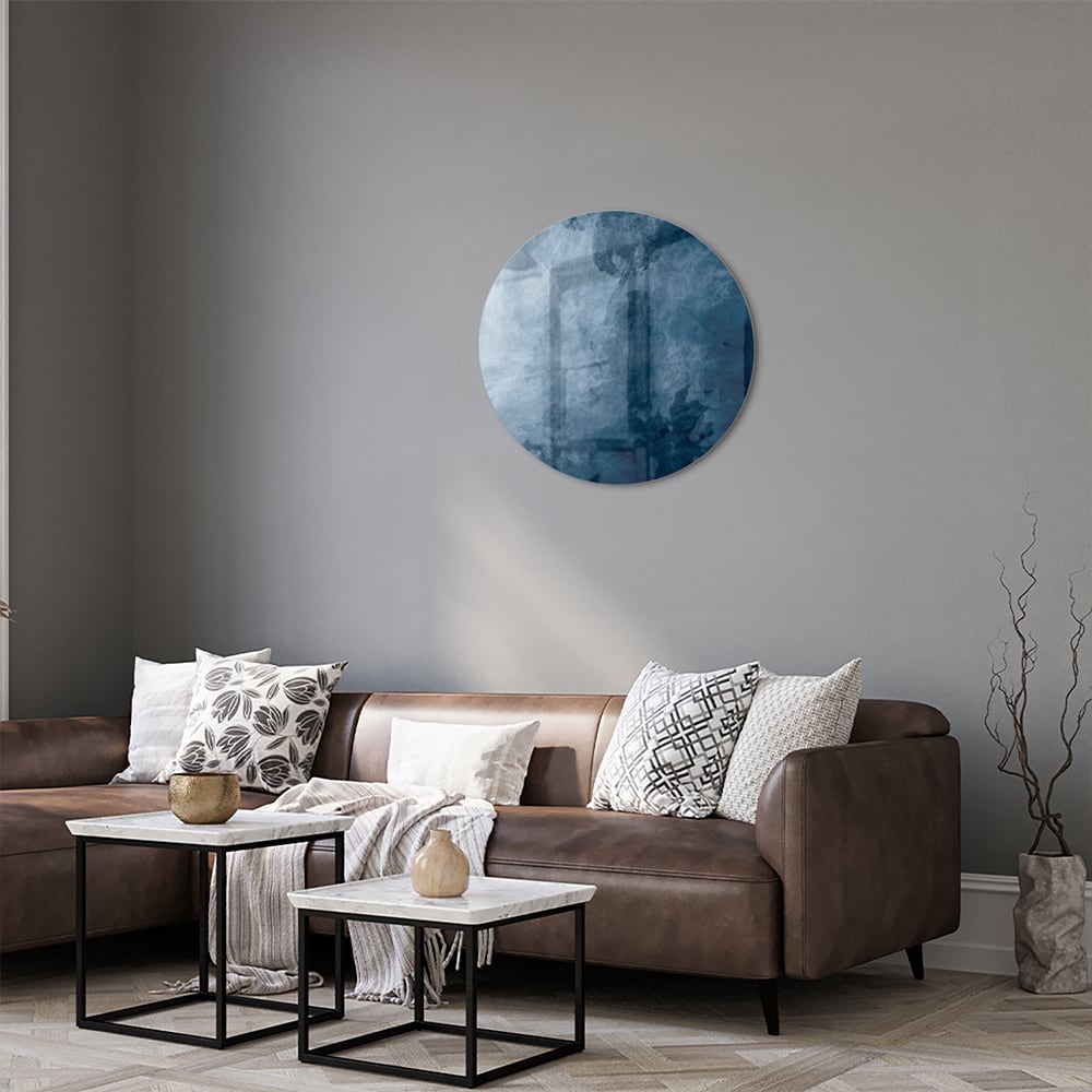Abstract blauw glas schilderij aan de muur bij een houten meubel.