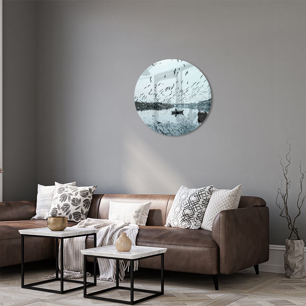 Glazen schilderij van vogels boven kalm water met reflecties.