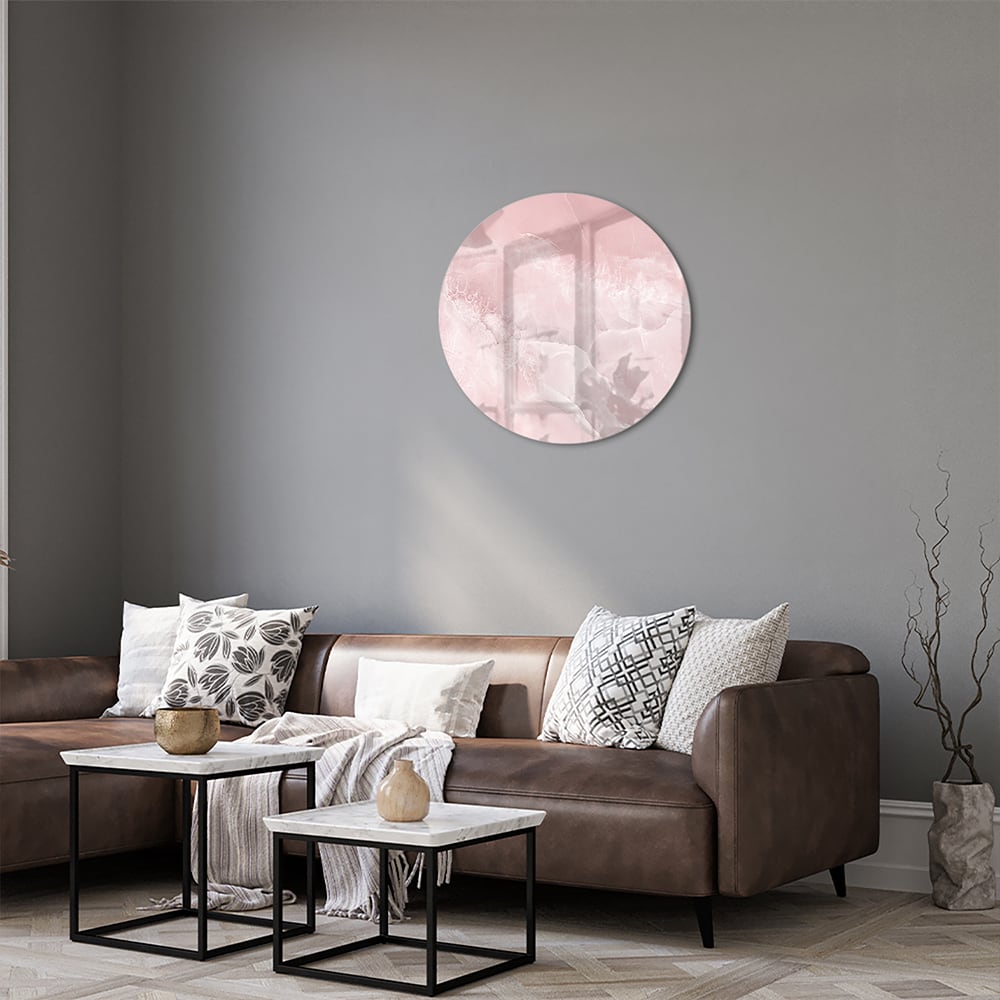 Elegant glazen schilderij in zachte roze tinten boven een houten kast.