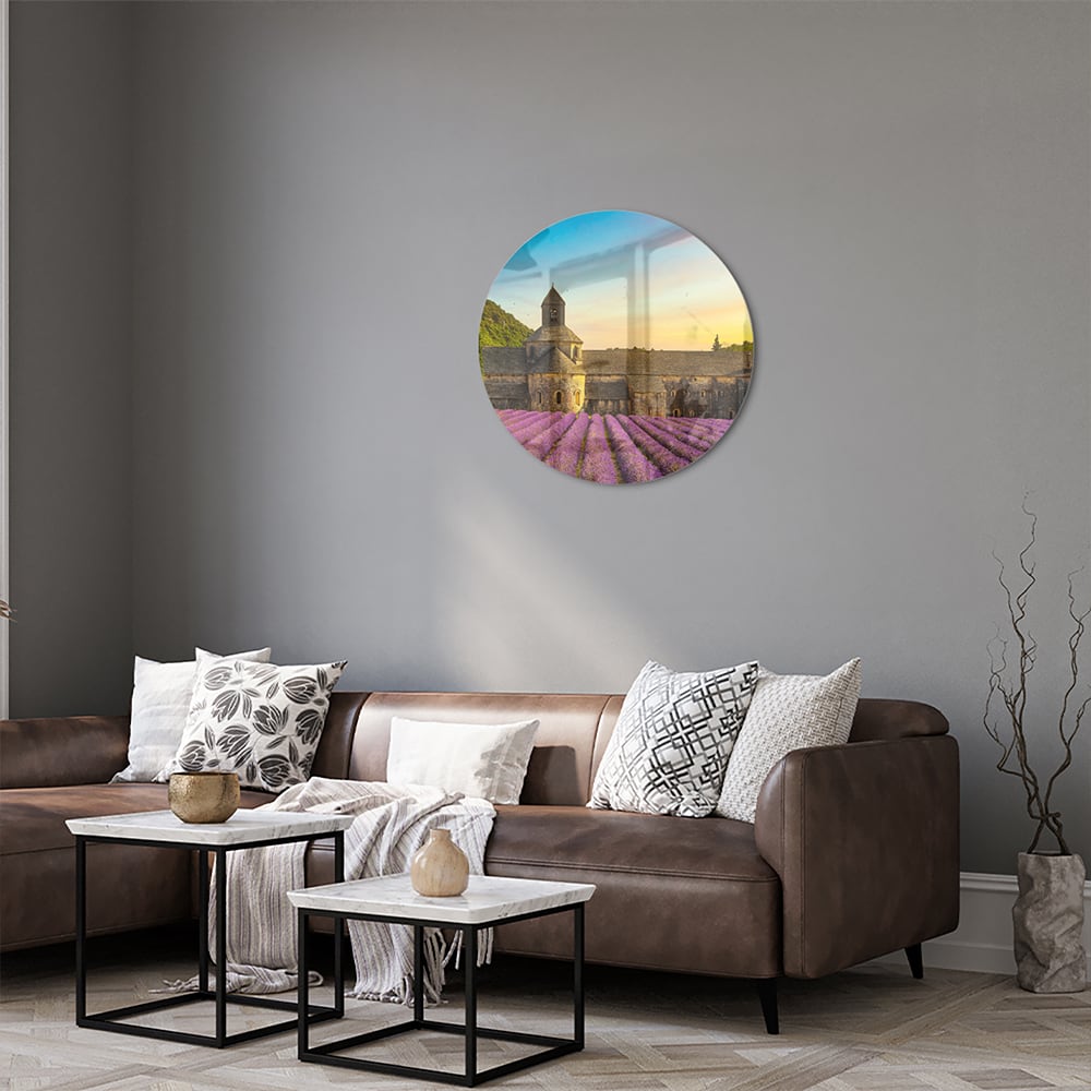 Glazen schilderij van lavendelvelden en een klooster in de Provence