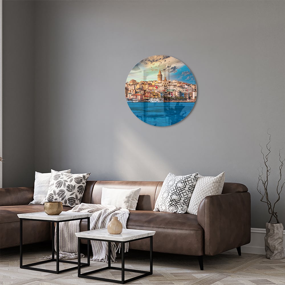 Glazen schilderij van een stad aan zee met kleurrijke gebouwen.