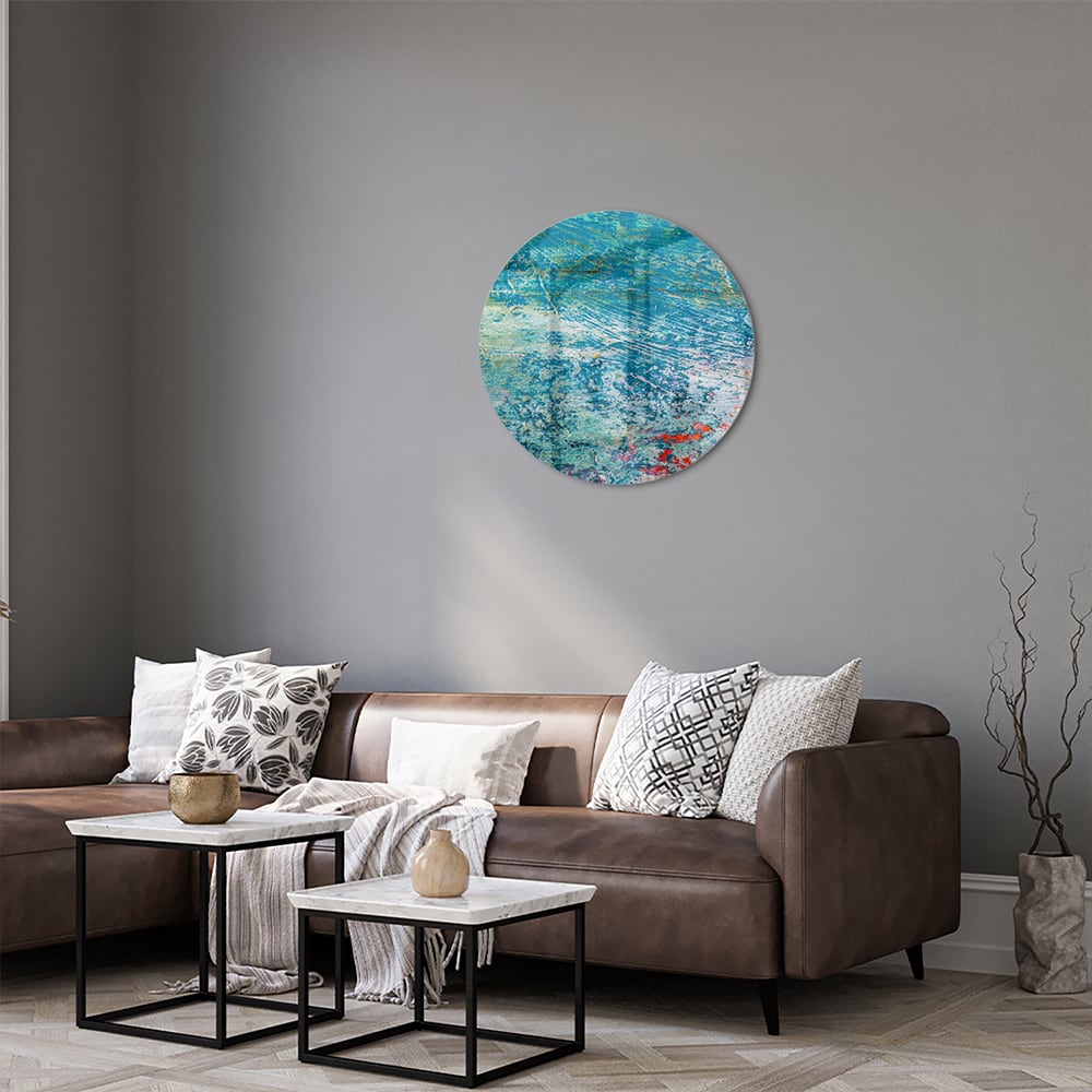 Kleurrijk abstract glazen schilderij aan de muur boven een houten kast