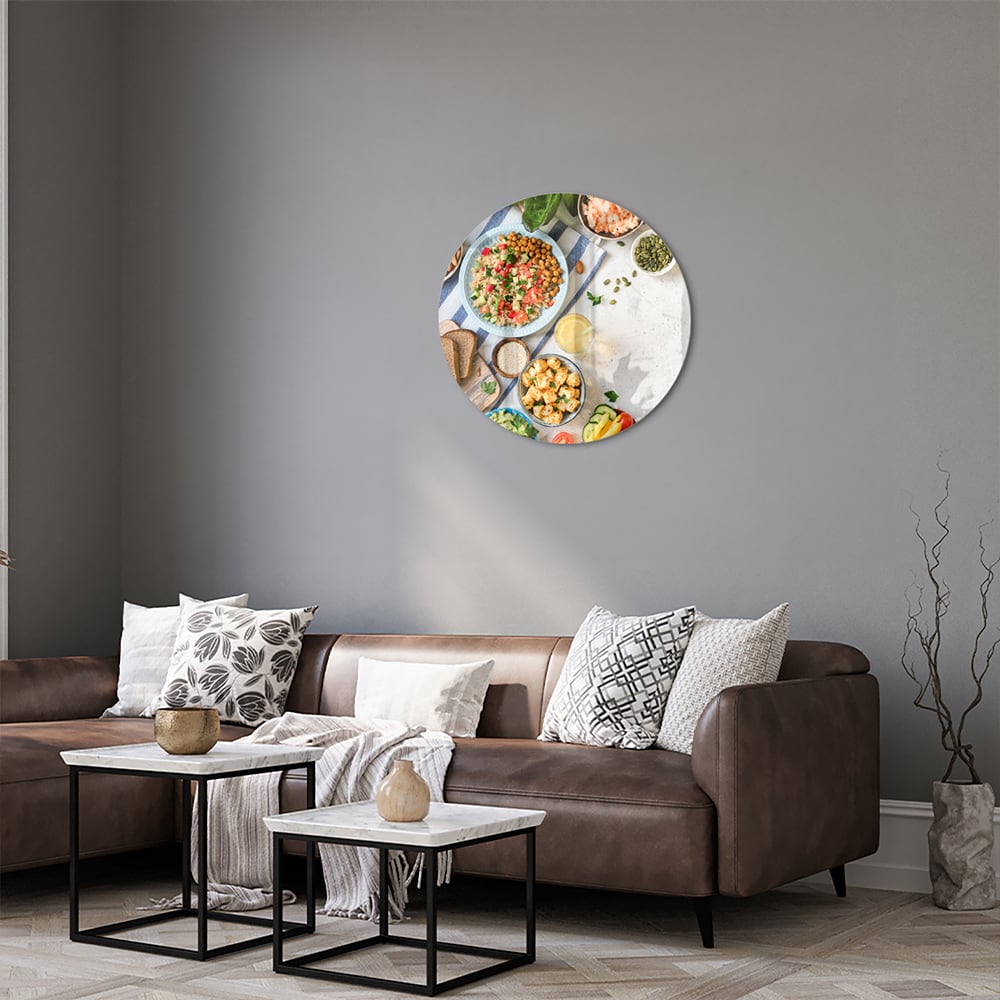 Kleurrijk glazen schilderij met een variteit aan verse gerechten en ingredinten, ideaal voor keukeninspiratie.