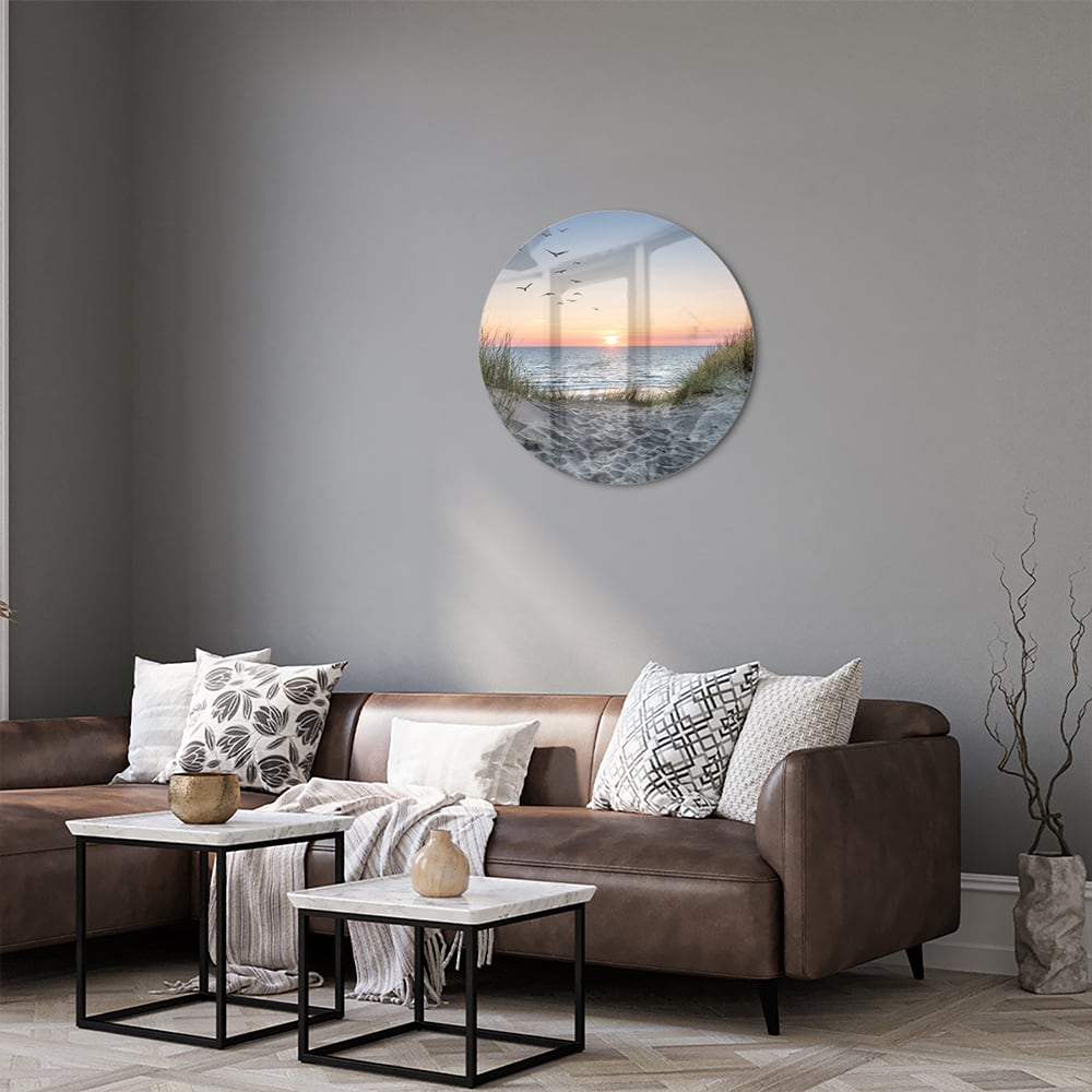 Glazen schilderij van een serene zonsondergang boven de zee met gras en vogels