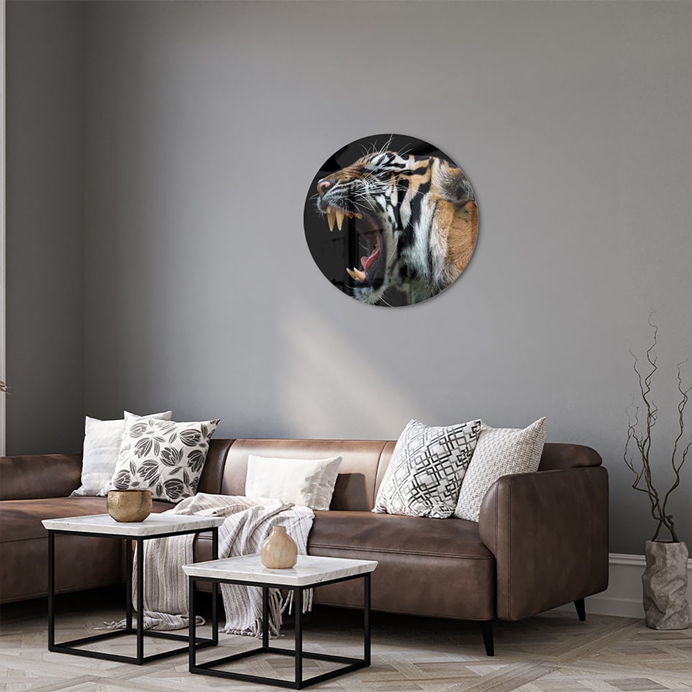 Glazen schilderij van een brullende tijger aan de muur in een stijlvolle kamer.