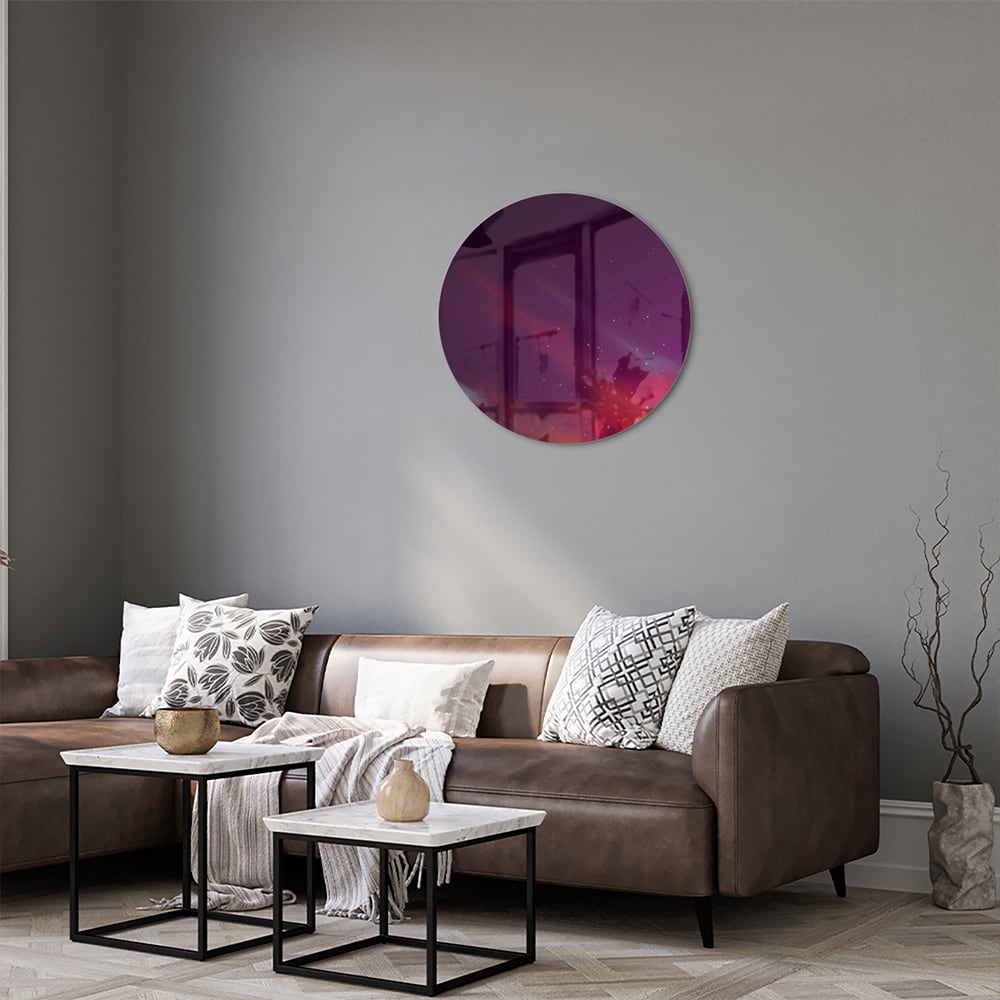 Een kleurrijk glazen schilderij met abstracte vormen in een moderne woonkamer.