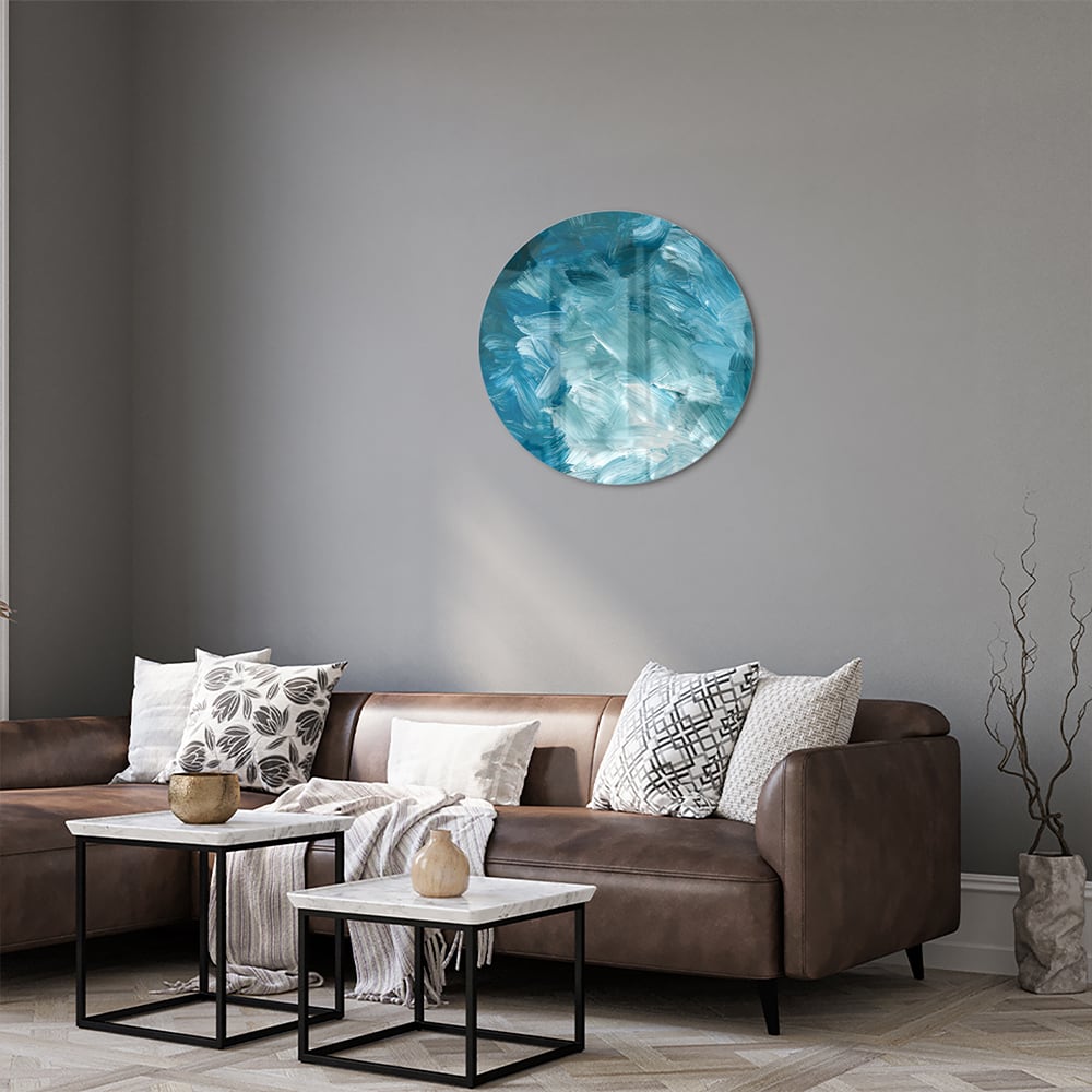 Abstract glazen schilderij met verschillende tinten blauw aan de muur.