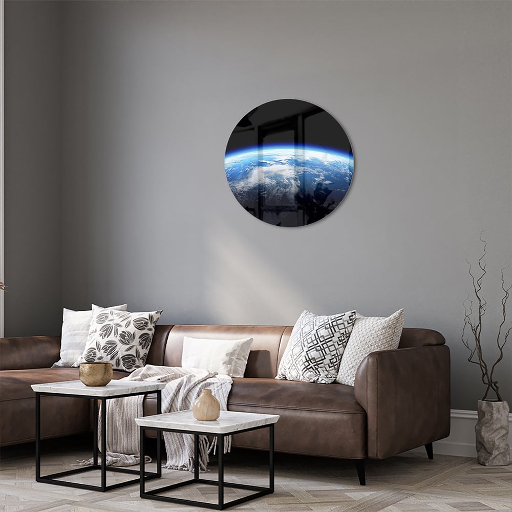 Glazen schilderij met een afbeelding van de aarde en blauwe lucht, perfect voor een moderne inrichting.