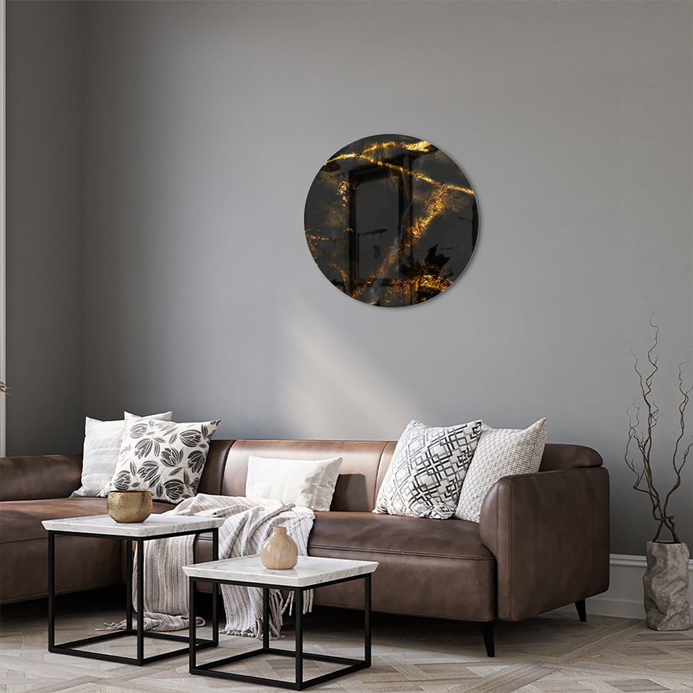 Glazen schilderij met zwart en gouden marmerdesign aan de muur