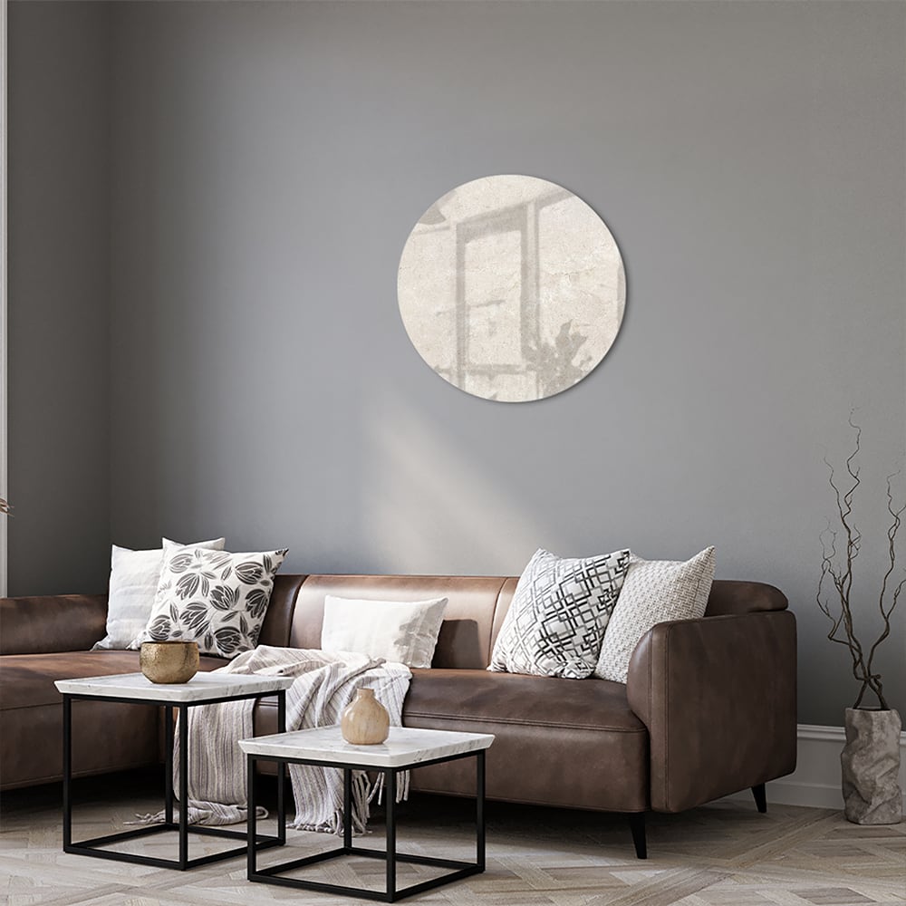 Elegant glazen schilderij met schaduwdetails aan een muur in een moderne woonkamer.