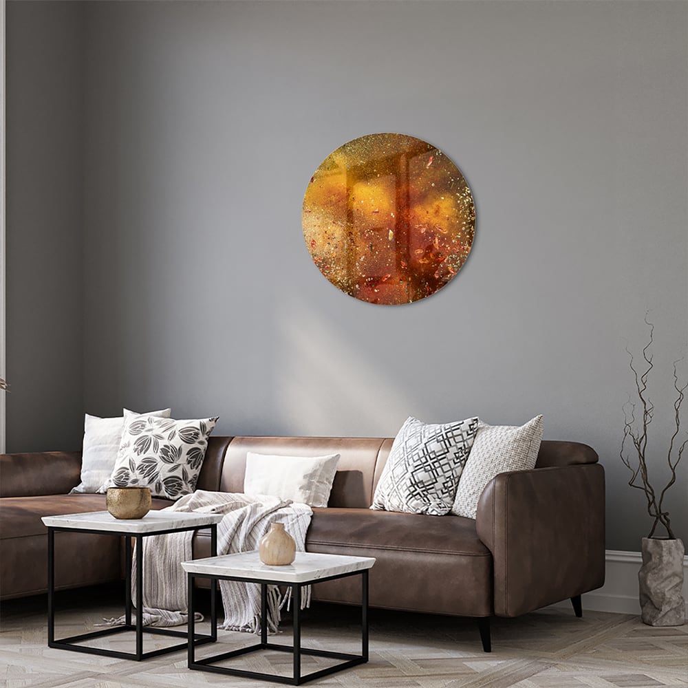 Abstract glazen schilderij met glinsterende warme kleuren in een moderne woonkamer.