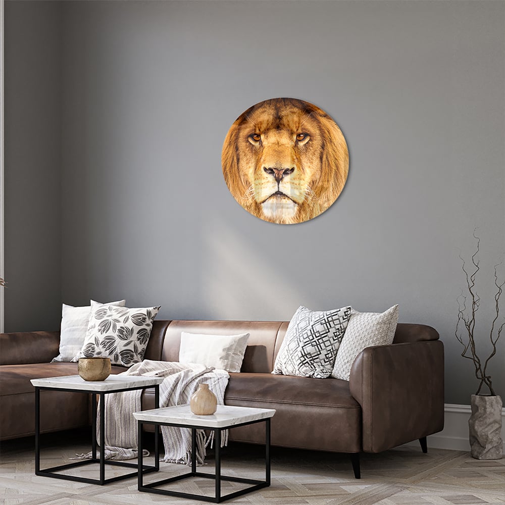 Glazen schilderij van een majestueuze leeuw in een modern interieur