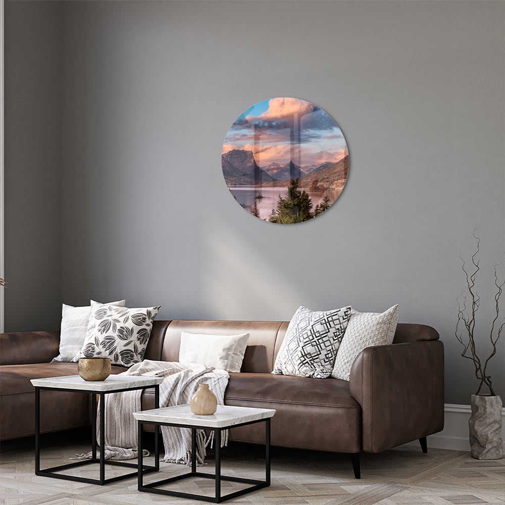 Glazen schilderij van bergen bij zonsopgang in een lichte woonkamer.