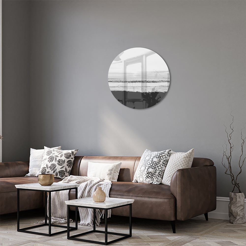 Minimalistisch zwart-wit glazen schilderij aan de muur in een modern interieur.