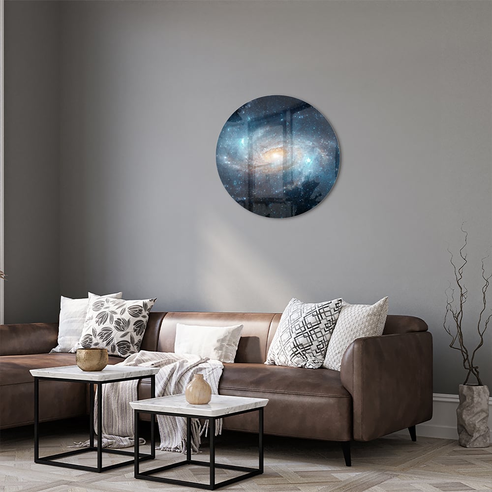 Glazen schilderij van een sterrenstelsel aan de muur in een moderne woonkamer.