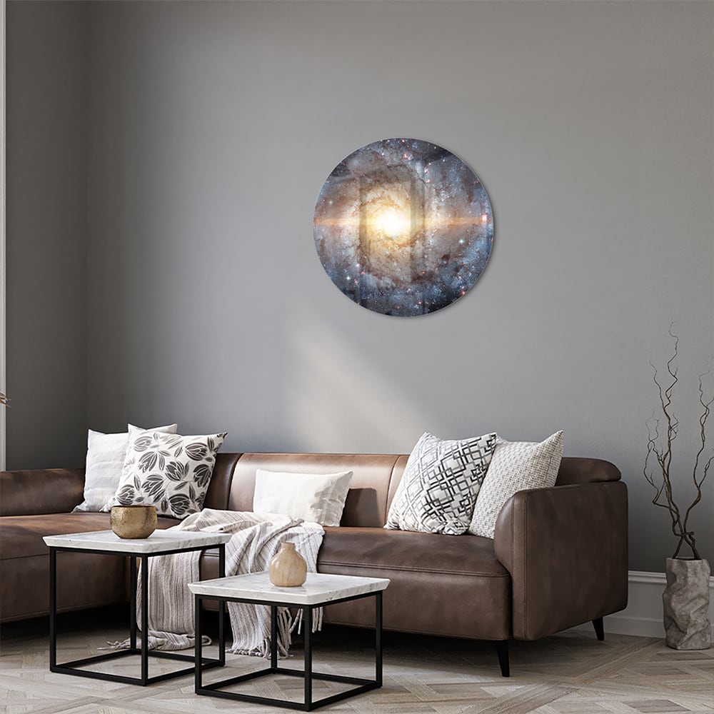 Glazen schilderij van een sterrenstelsel aan de muur in een lichte woonkamer.