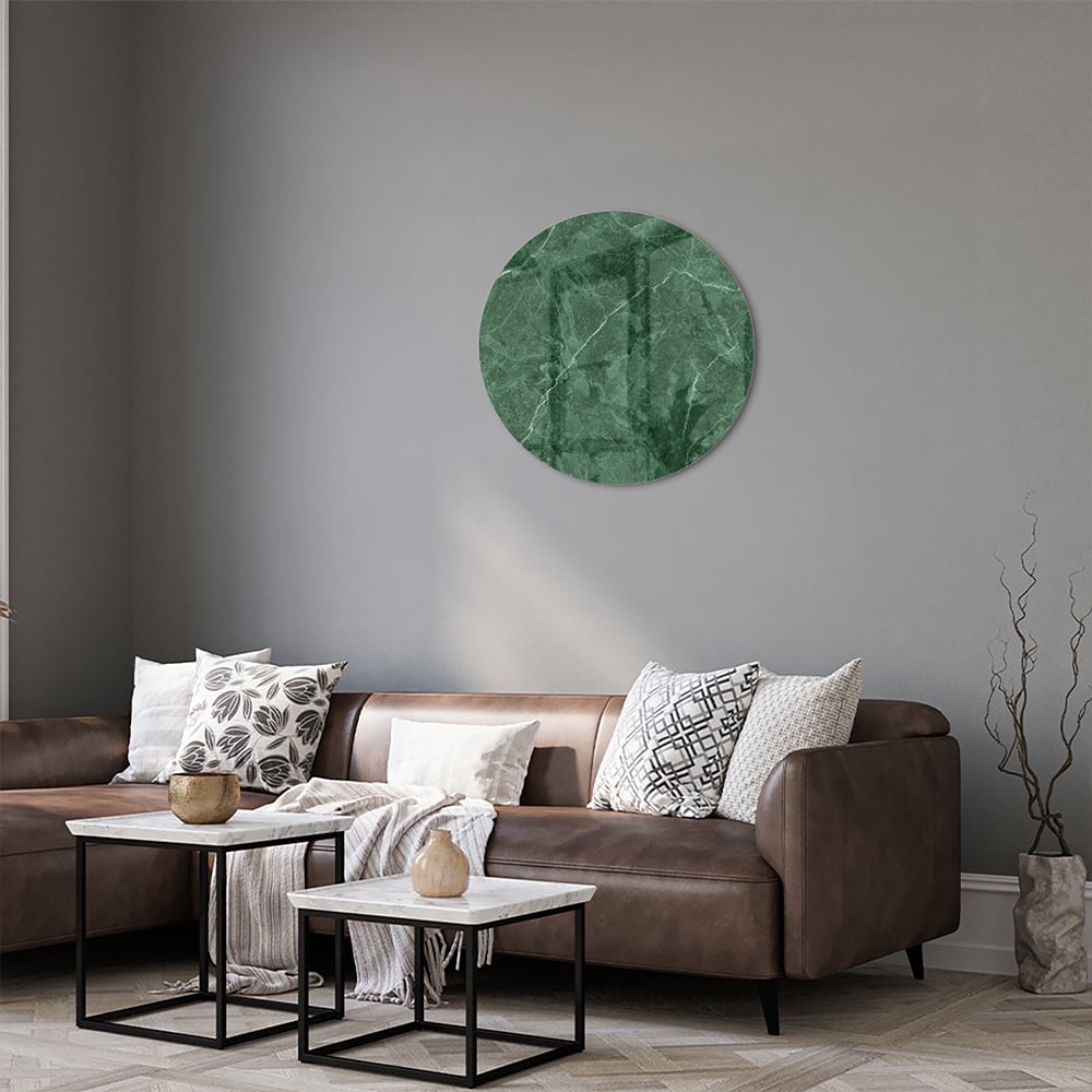 Groen glazen schilderij met marmerpatroon aan de muur.