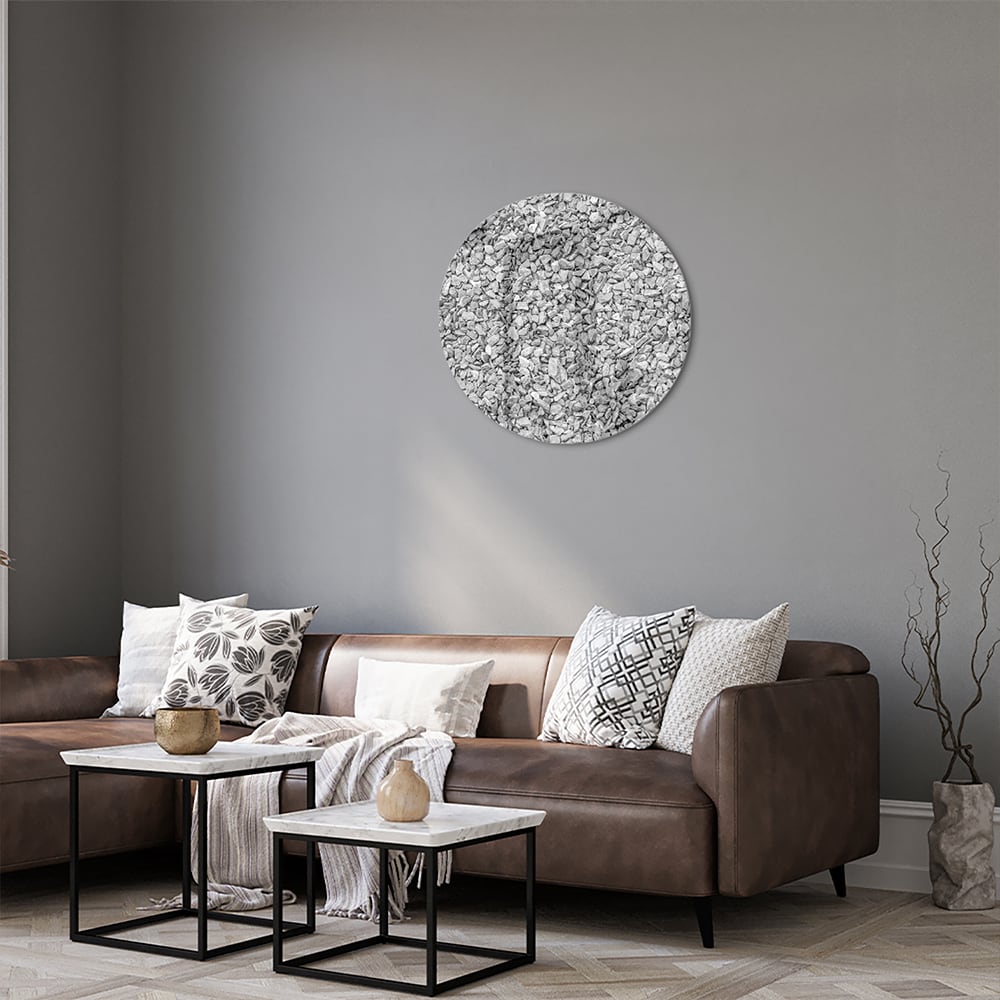 Abstract glazen schilderij met textuur hangt aan de muur in een modern interieur.