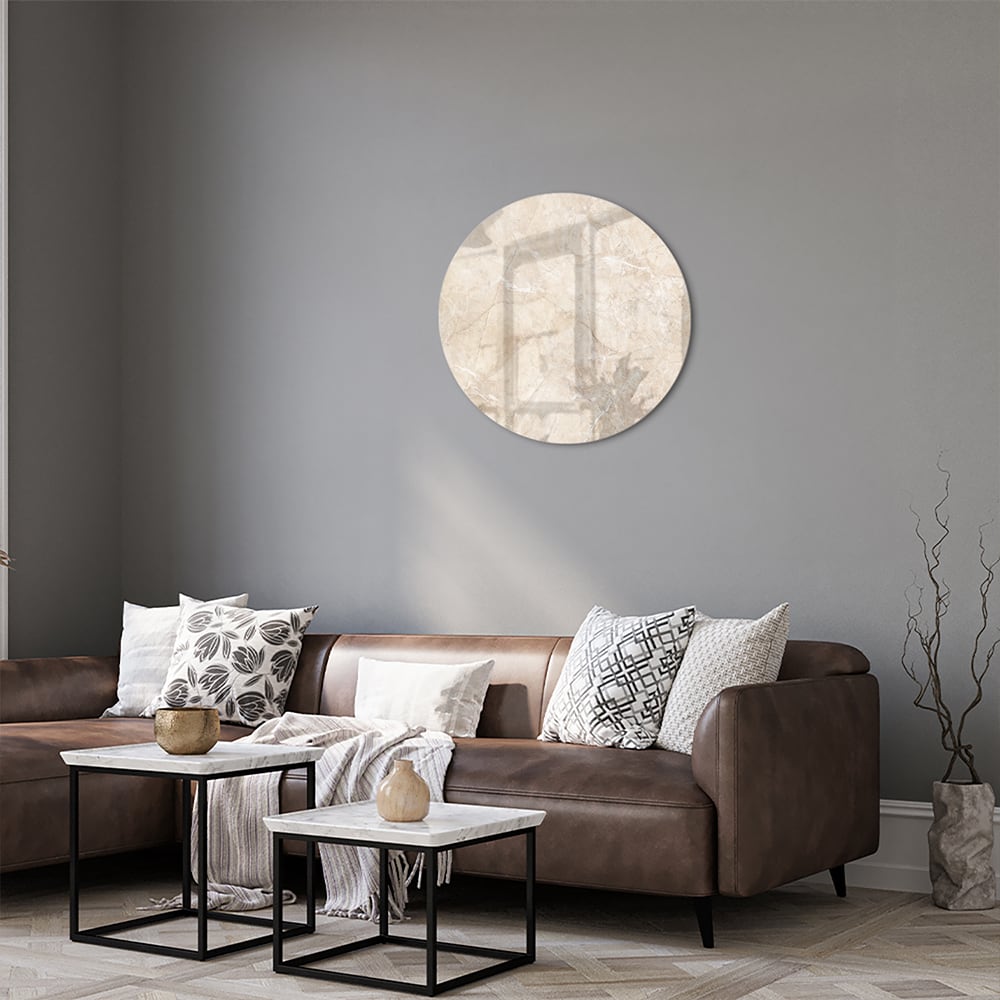 Een elegant glazen schilderij met natuurlijke tinten, perfect voor sfeervolle woonruimtes.