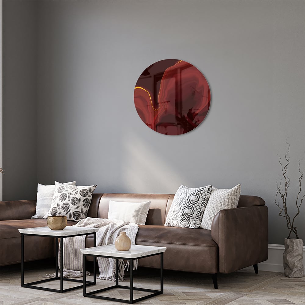 Abstract glazen schilderij met warme roodtinten aan de muur