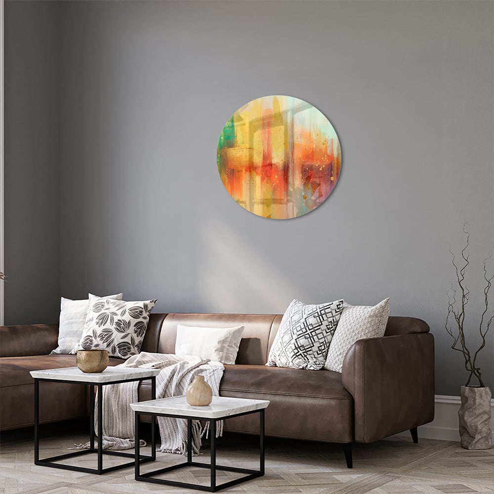 Abstract kleurrijk glazen schilderij aan de muur in een moderne woonkamer.