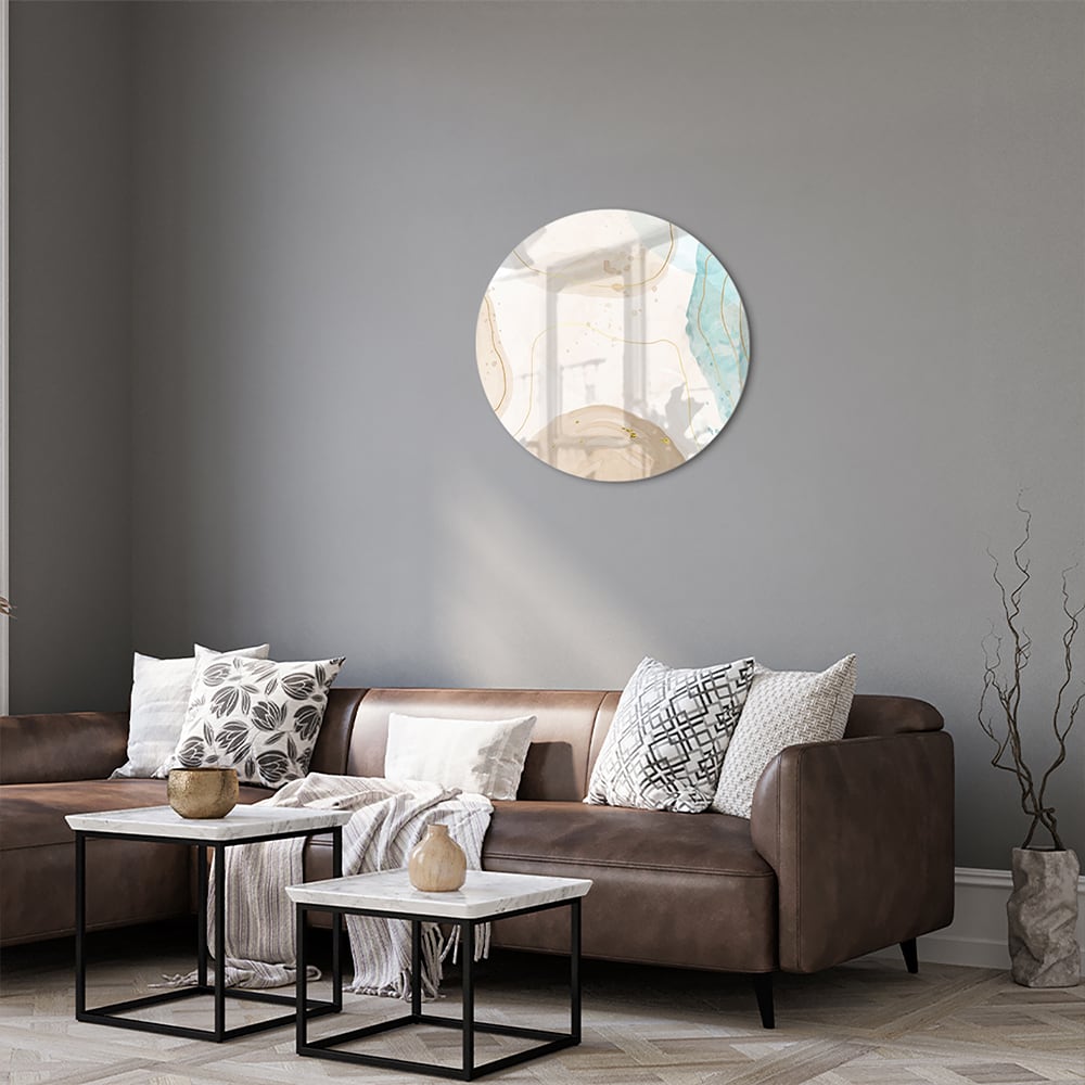 Elegante glazen schilderij met aqua en gouden tinten aan de muur.