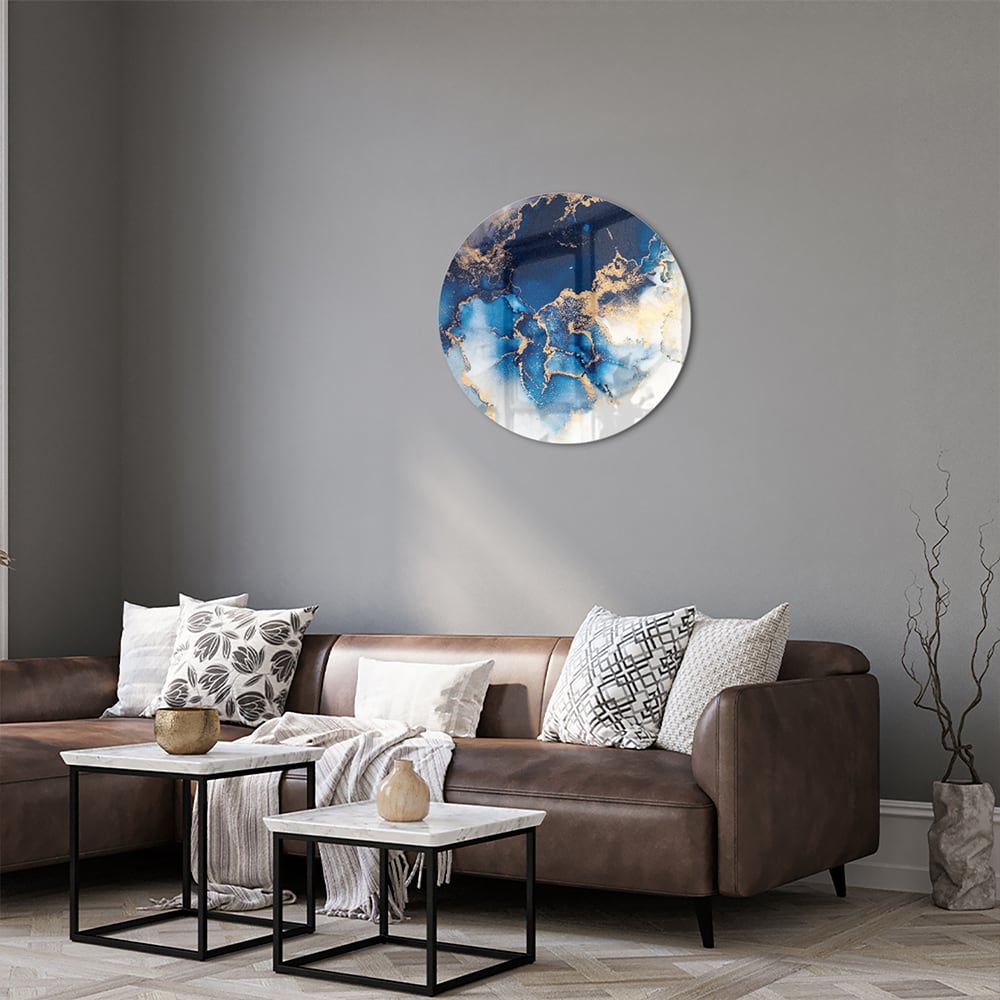 Prachtig glazen schilderij met blauwe en gouden patronen aan de muur.