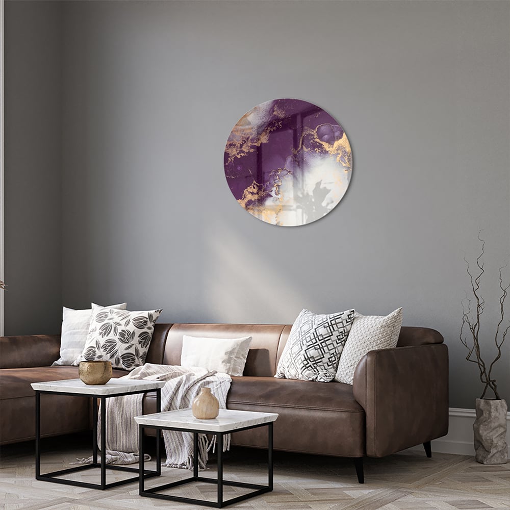 Een elegant paarse glazen schilderij met gouden accenten aan een muur in moderne woonkamer.