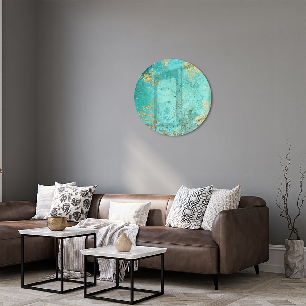 Glazen schilderij met turquoise en gouden accenten aan de muur