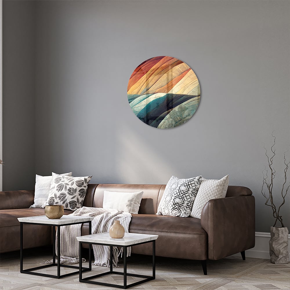 Abstract glazen schilderij met gekleurde golven in een moderne woonkamer.