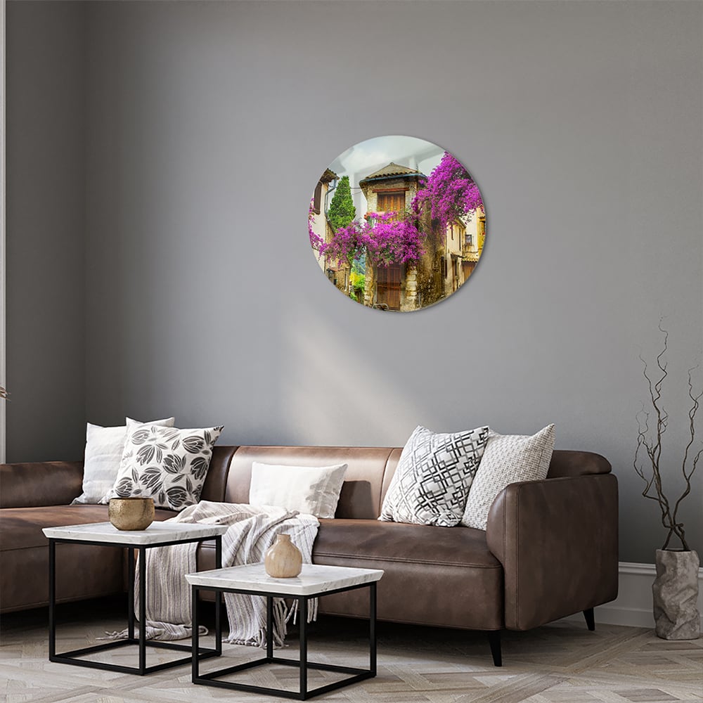 Glazen schilderij met een prachtig straatzicht en paarse bloesems in een helder interieur.