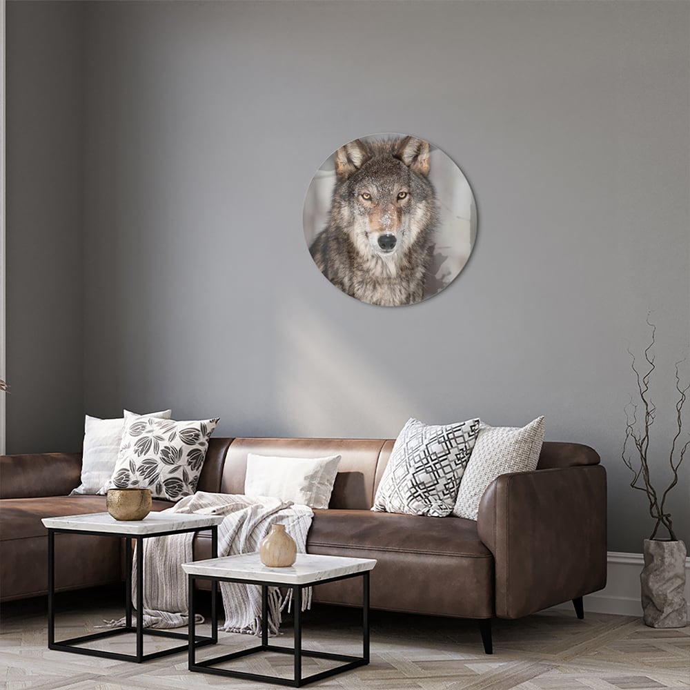 Glazen schilderij van een wolf met indrukwekkende blik in een interieur
