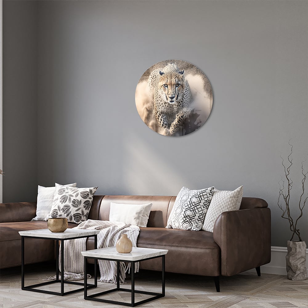 Glazen schilderij van een jachtluipaard die door zand rent in een moderne woonkamer.