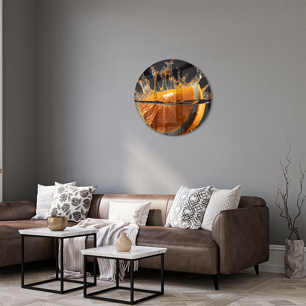 Glazen schilderij van een spetterende sinaasappel boven water.