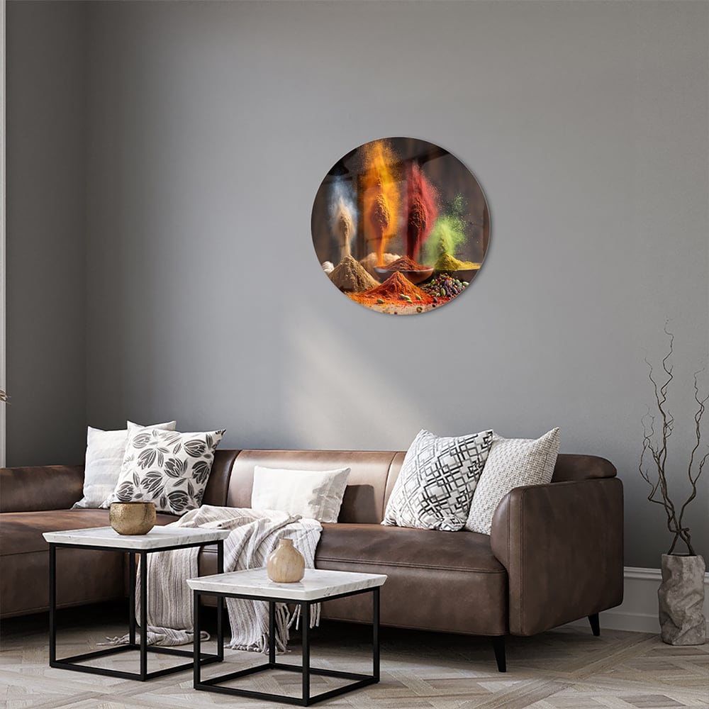 Glazen schilderij met een kleurrijke weergave van specerijen op een houten tafel.
