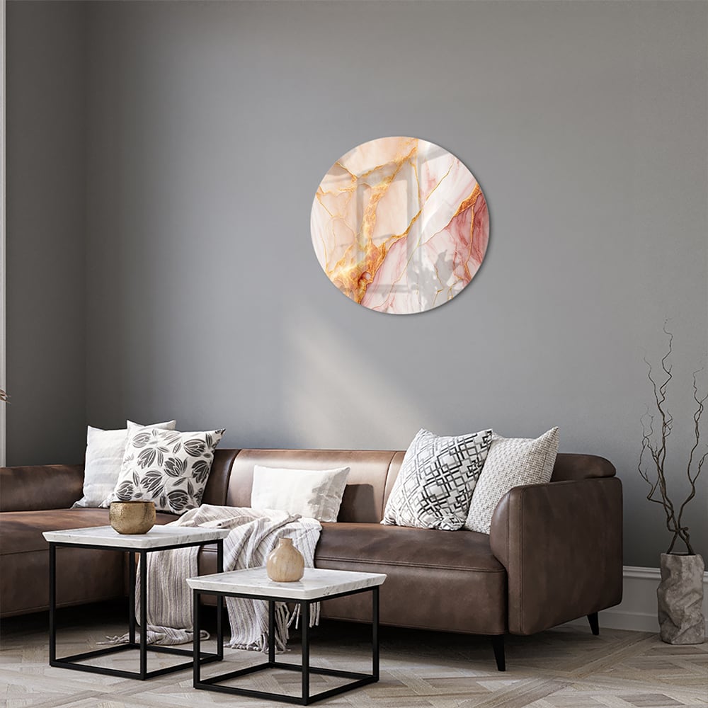 Elegante glazen schilderij met rozen en gouden tinten aan de muur.
