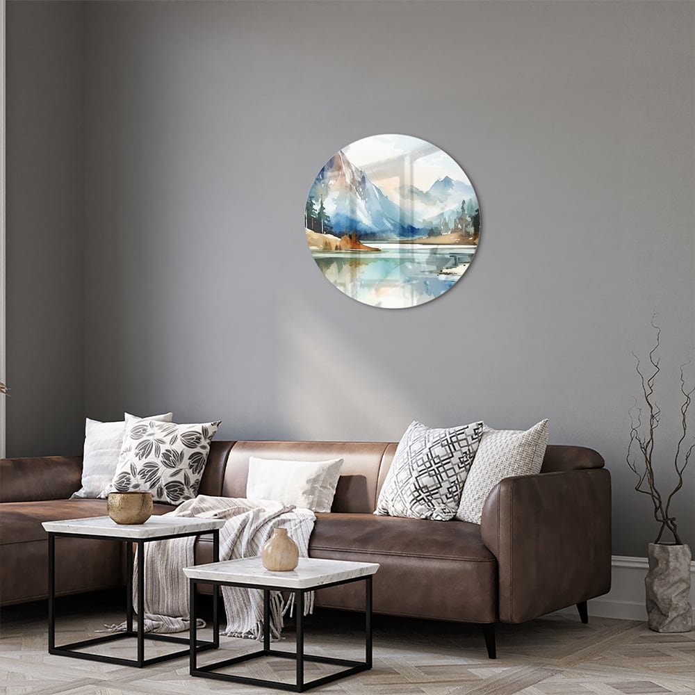 Glazen schilderij met een landschap van bergen en een meer in waterverfstijl.
