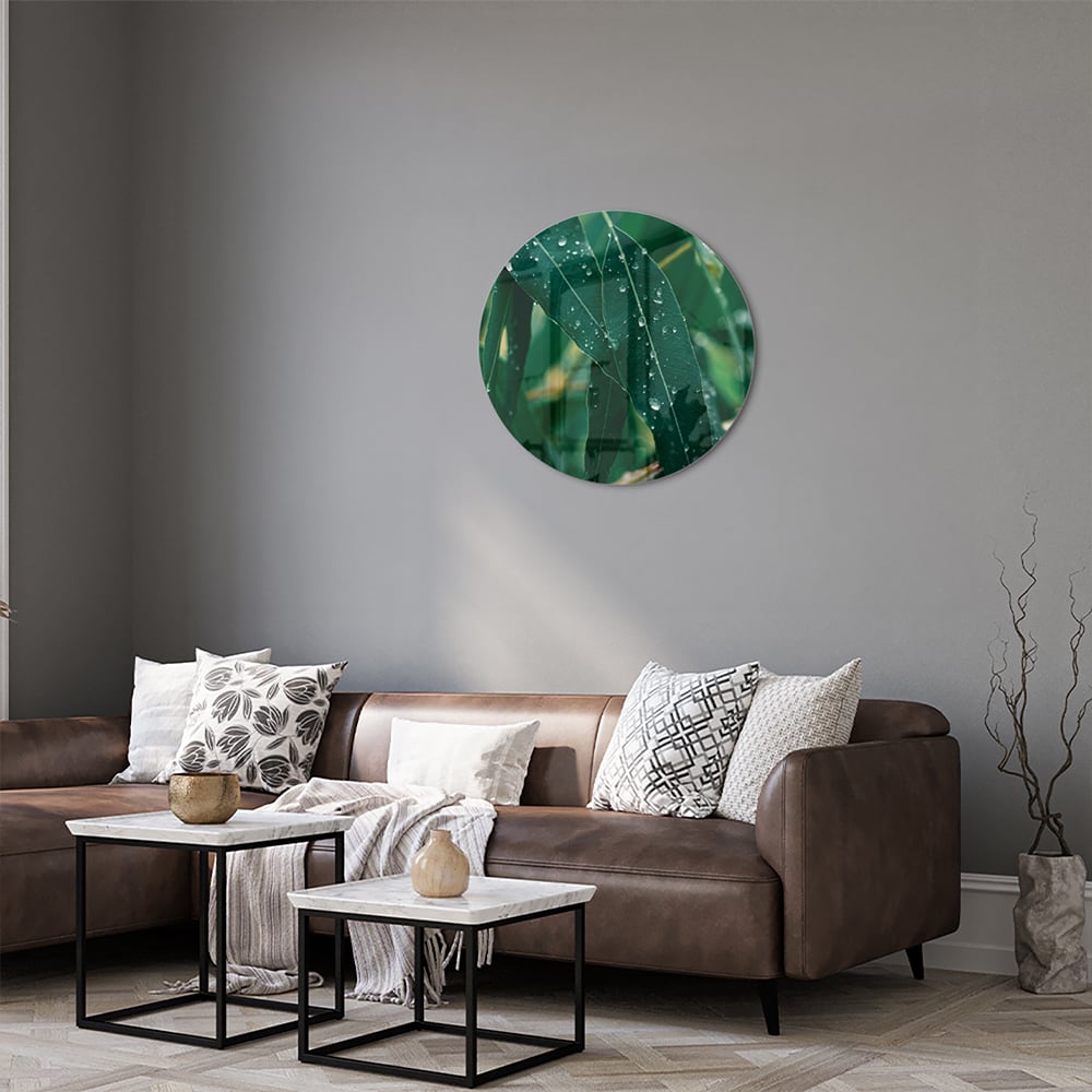 Glas schilderij van groene bladeren met dauwdruppels in een interieur