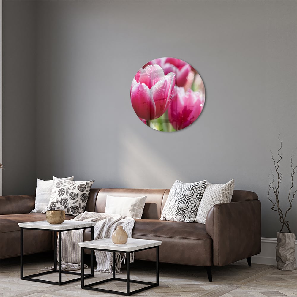 Glazen schilderij van roze tulpen met dauwdruppels, elegant en kleurig.