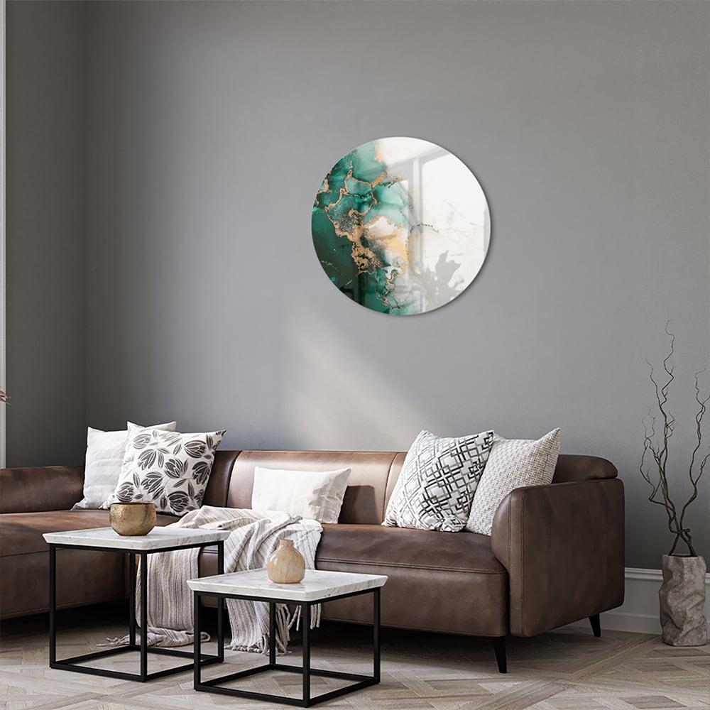 Elegant glazen schilderij met groene en gouden tinten aan de muur