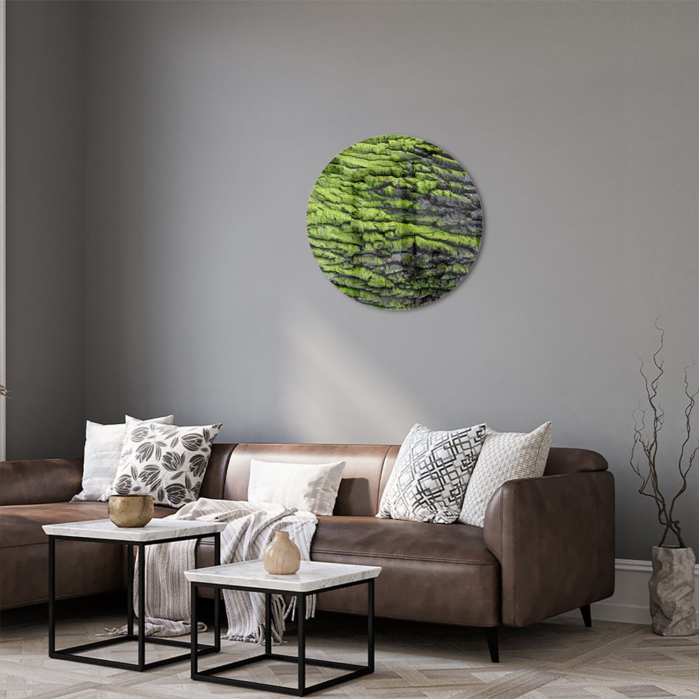 Glazen schilderij met groene mosachtige textuur aan een muur