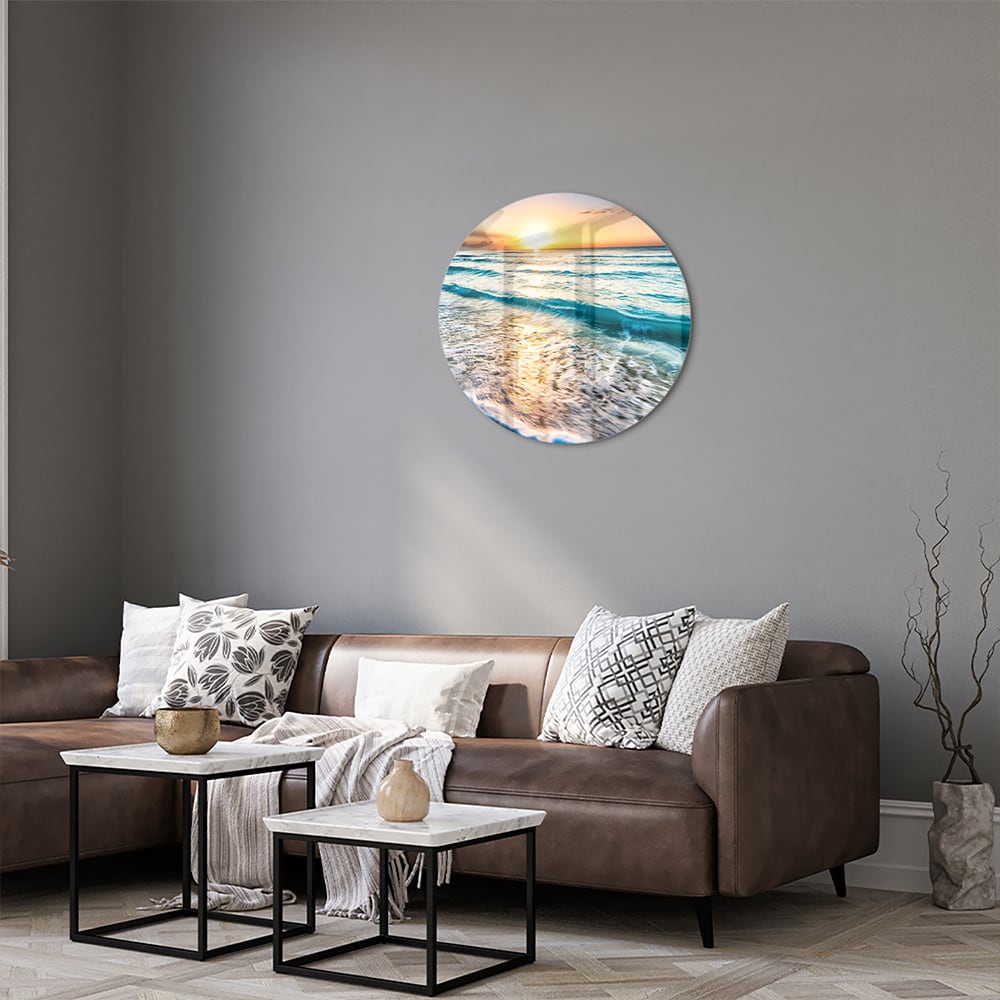 Glazen schilderij van een zonsondergang boven de zee, met kalme golven en zand.