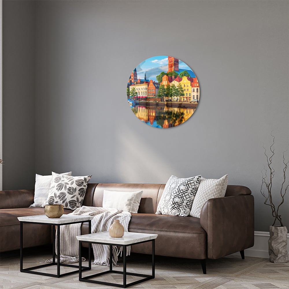 Kleurrijk glazen schilderij van een stadszicht met reflecties in het water