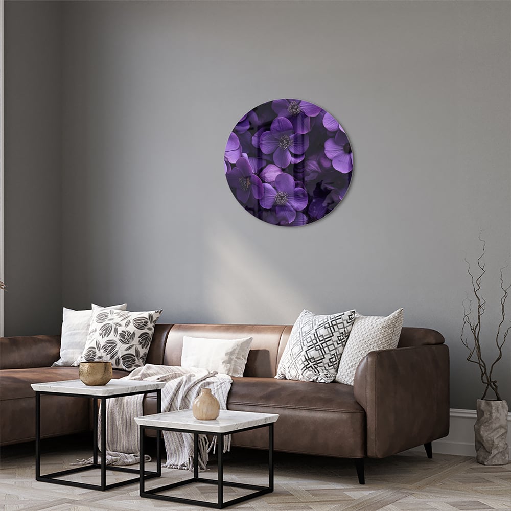Paarse bloemen op een glazen schilderij aan de muur in een moderne woonkamer.