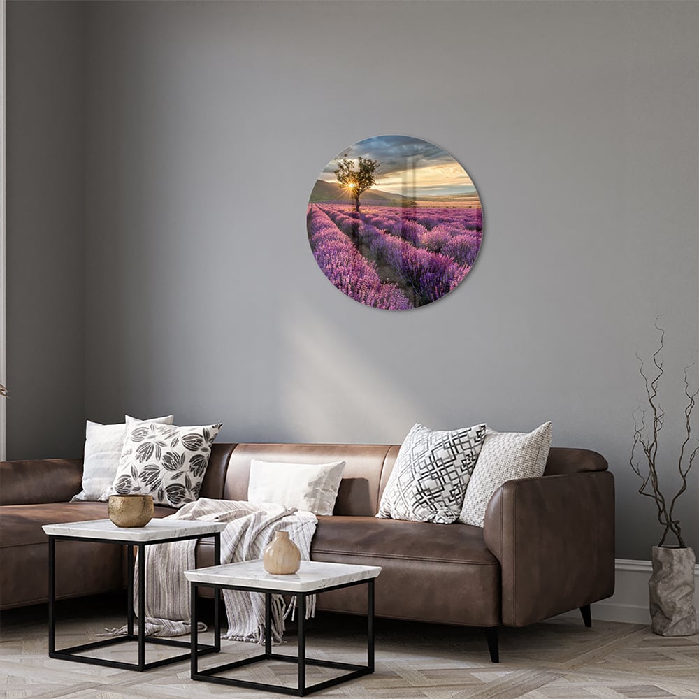Glazen schilderij van paarse lavendelvelden tijdens de zonsondergang