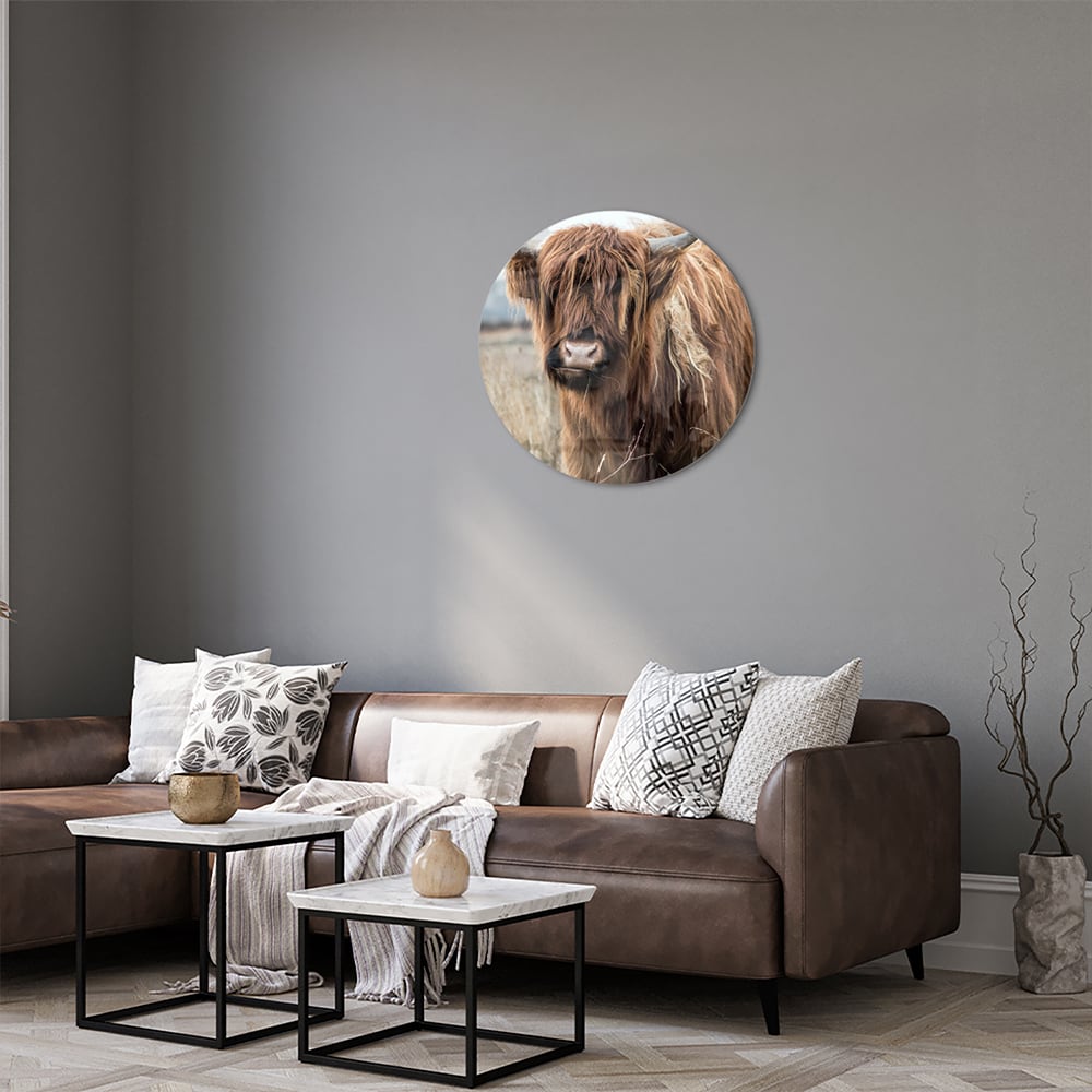 Glazen schilderij met een Houten Hooglander in een natuurlijke omgeving.