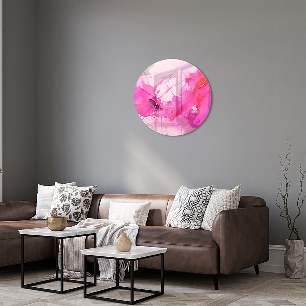 Abstract glazen schilderij met felle roze tinten aan de muur